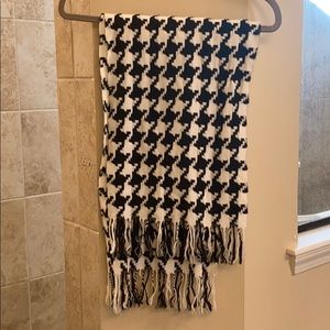 Houndstooth scarf